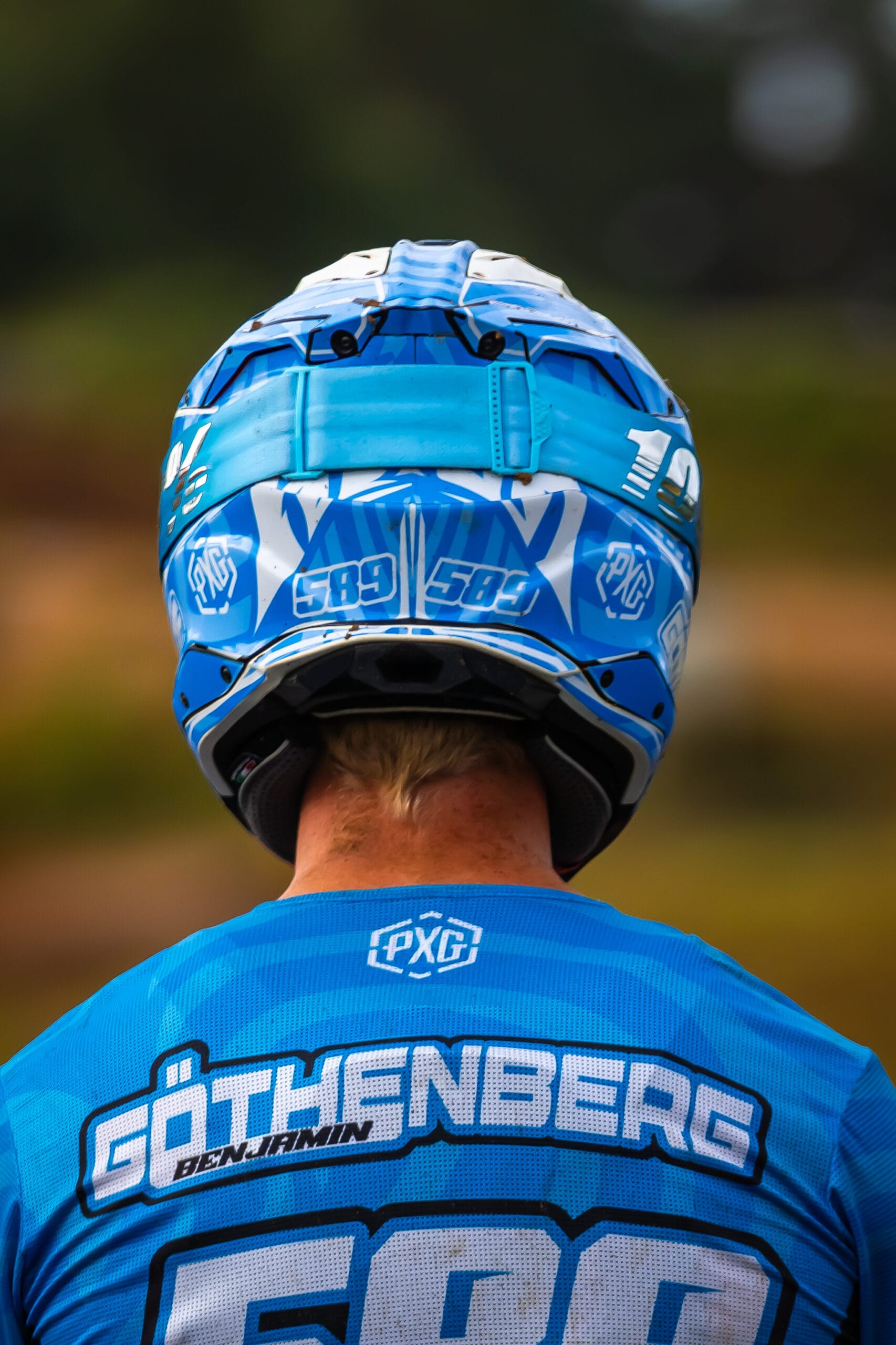 PXG-förare i hoppet på motocrossbana