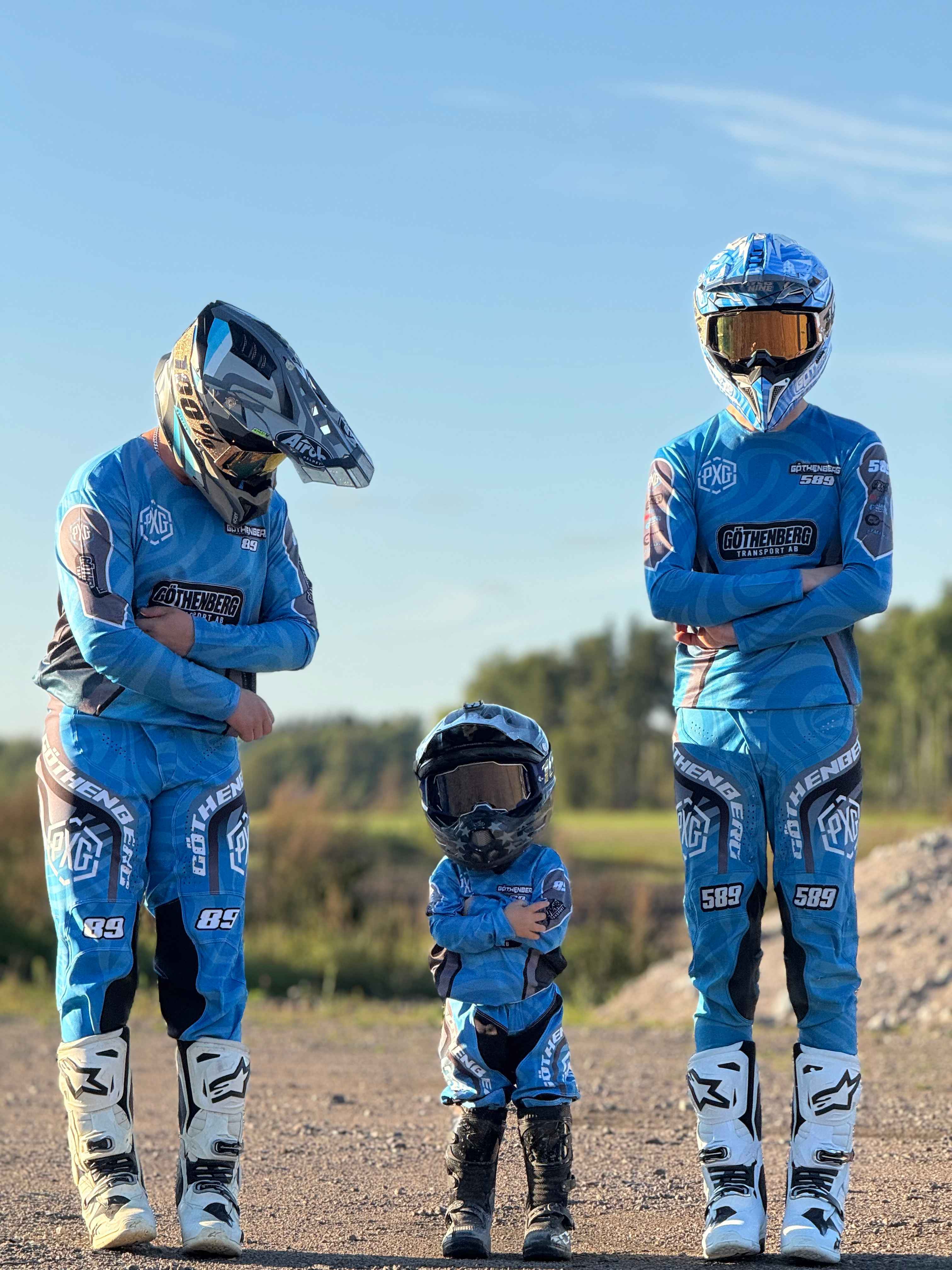 PXG-förare i skräddarsydd motocrossutrustning